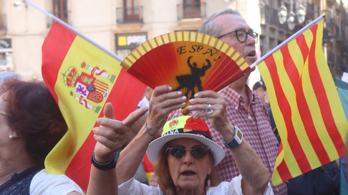 Manifestantes irrumpieron en el minuto de silencio en Barcelona. 