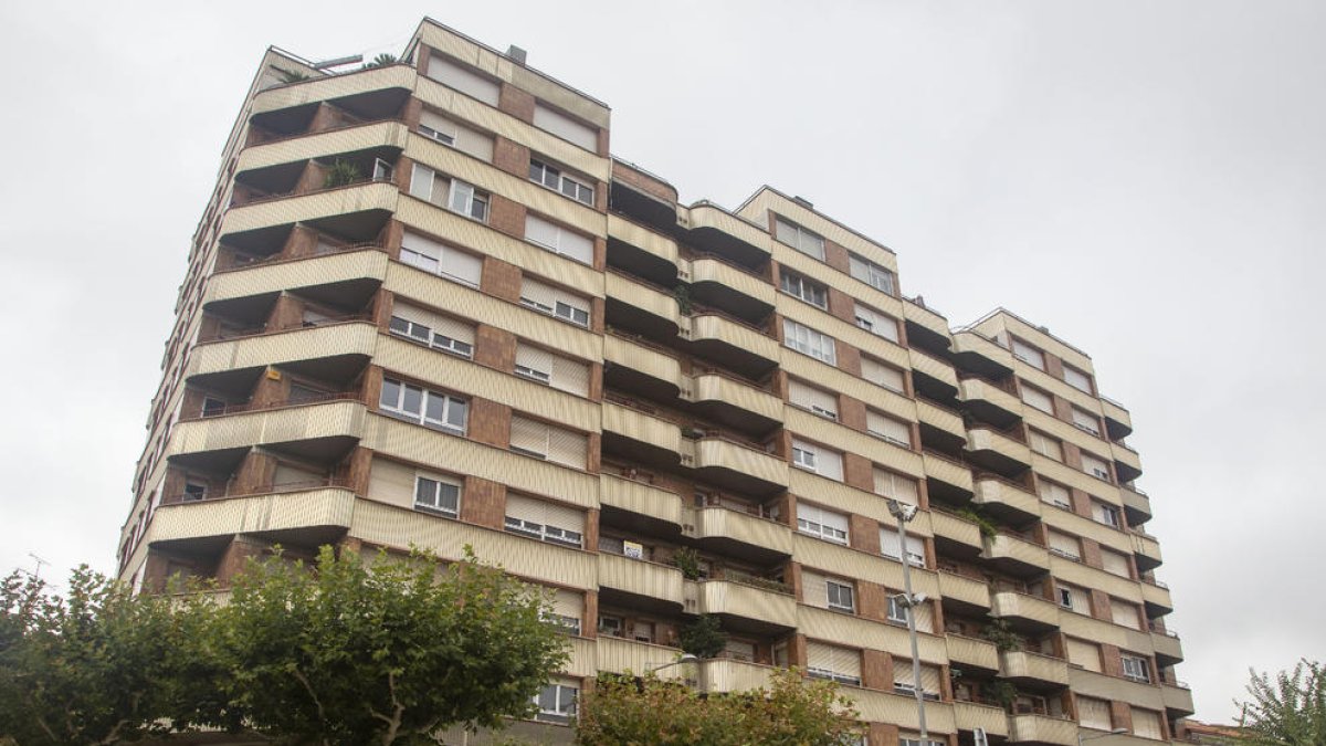 El edificio de pisos es conocido como “El Pati” y está situado en la céntrica plaza del Carme.