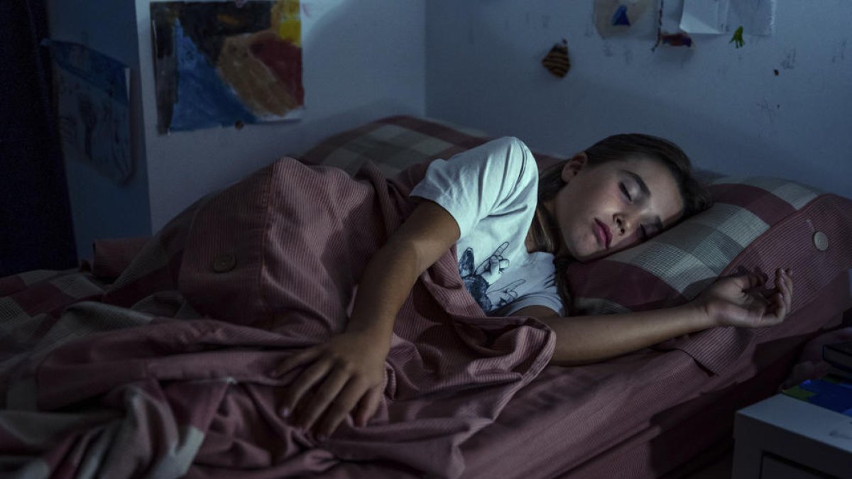 Adolescència: utilitzar el mòbil abans de dormir està relacionat amb greus problemes de son