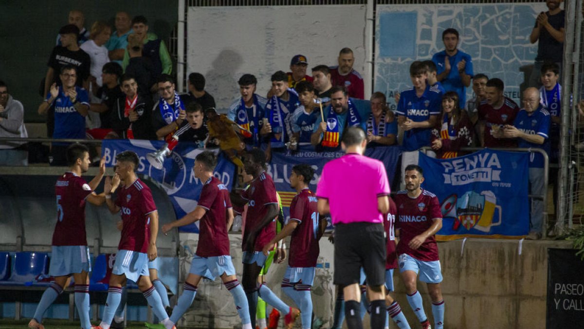 Els jugadors del Lleida celebren amb l’afició un dels dos gols contra el Castelldefels.