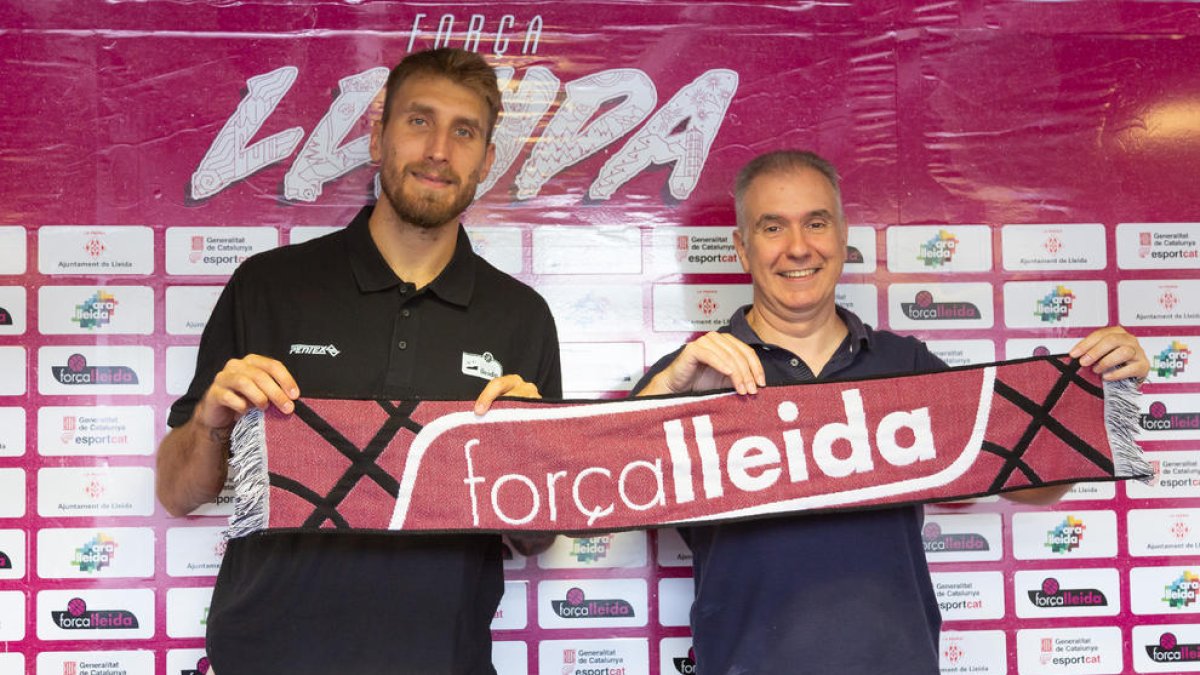 Javi Vega, ahir durant la presentació, amb el director esportiu, Joaquín Prado.