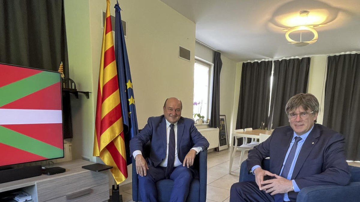 Ortuzar i Puigdemont tracten a Waterloo sobre el paper clau de PNB i Junts