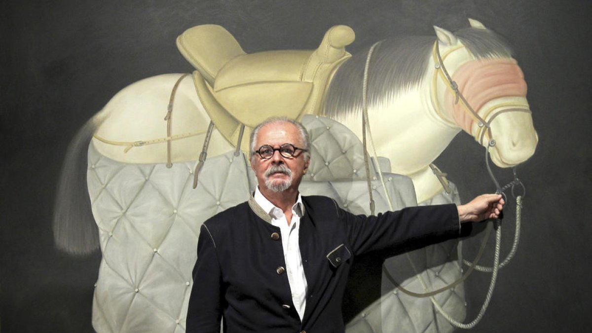 L’artista colombià Fernando Botero, el 2012, al costat de la seua obra ‘Cavall de picador, 1992’ a Bilbao.