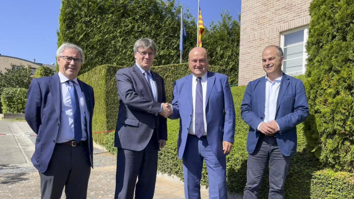 Carles Puigdemont recibió ayer al presidente del PNV, Andoni Ortuzar, en Bélgica.