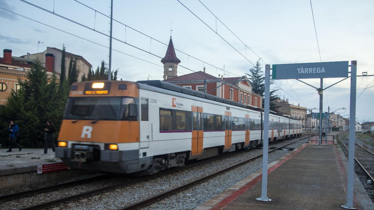 Un tren de la línia de Manresa al seu pas per Tàrrega, on l’estació no té venda personal de bitllets.