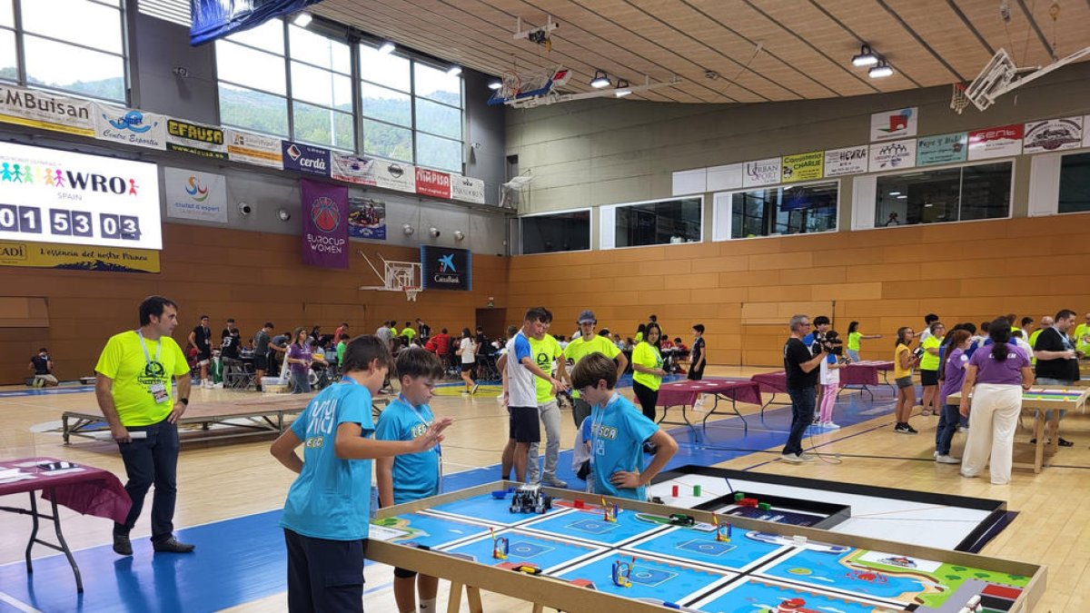 El Palau d’Esports de la Seu va acollir ahir la primera jornada del torneig juvenil de robòtica.