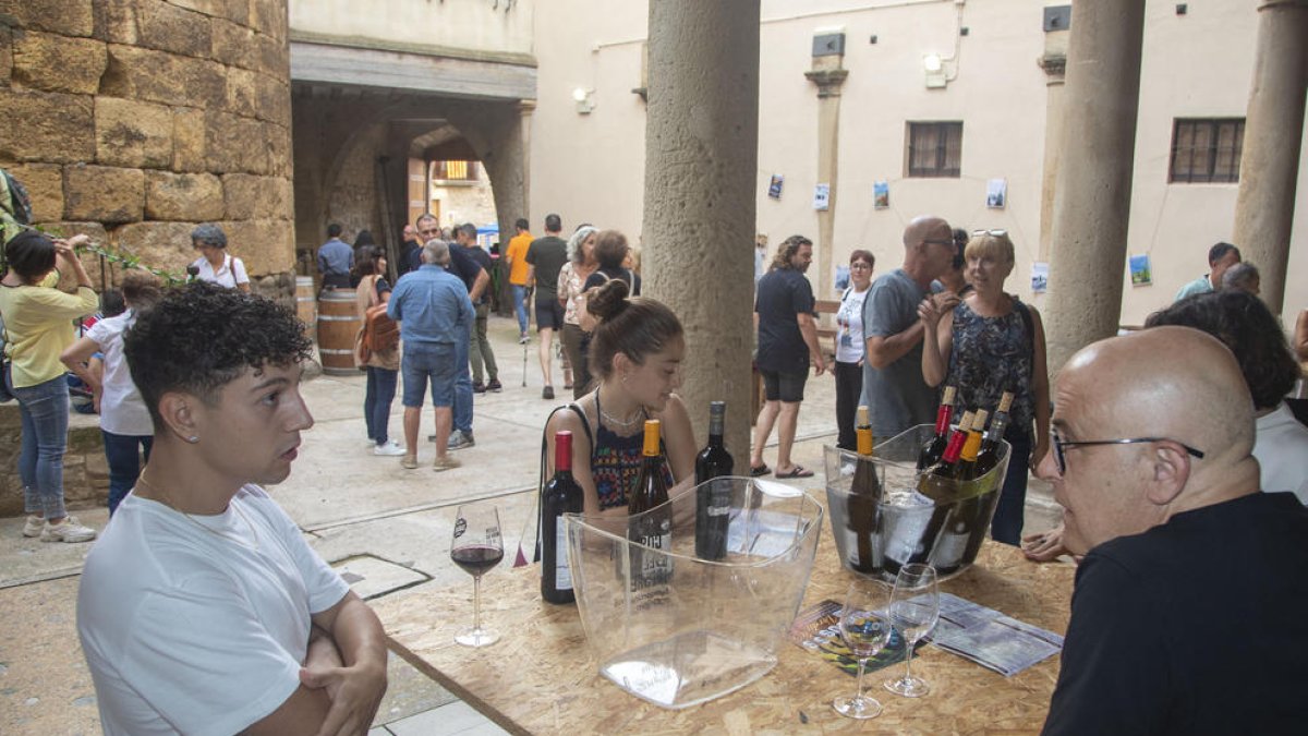 La XIX Mostra de Vins de la DO Costers del Segre abrió ayer por la tarde en el patio del castillo. Hoy funcionará hasta las 15.00 horas. 