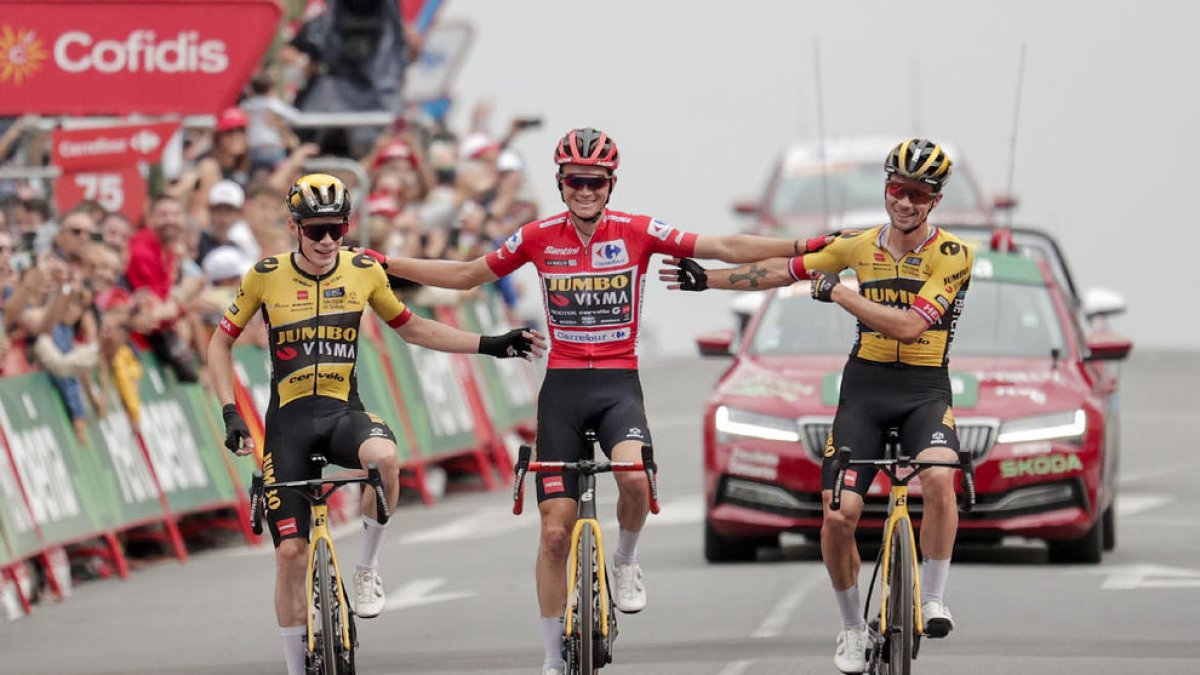 Sepp Kuss, guanyador de la Vuelta, arriba amb Vingegaard i Roglic.