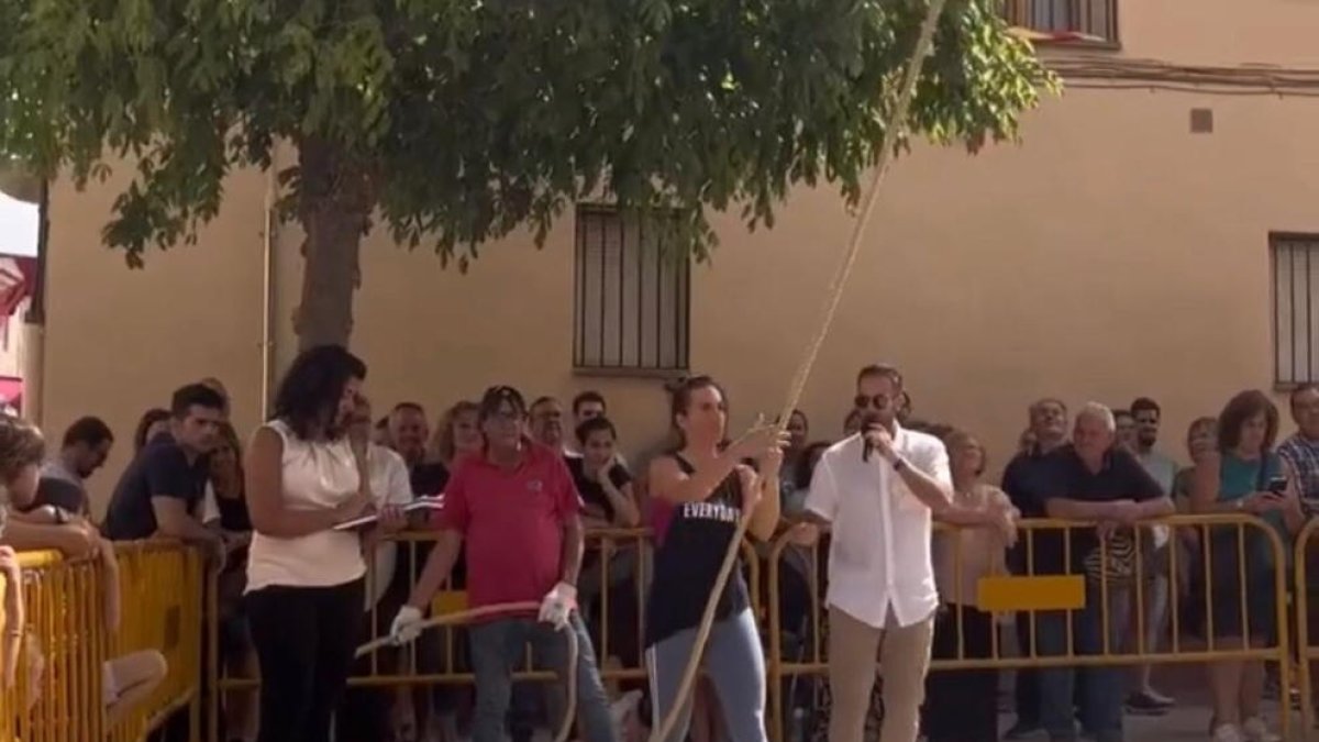 Una participante en el concurso de subir sacos de almendra.