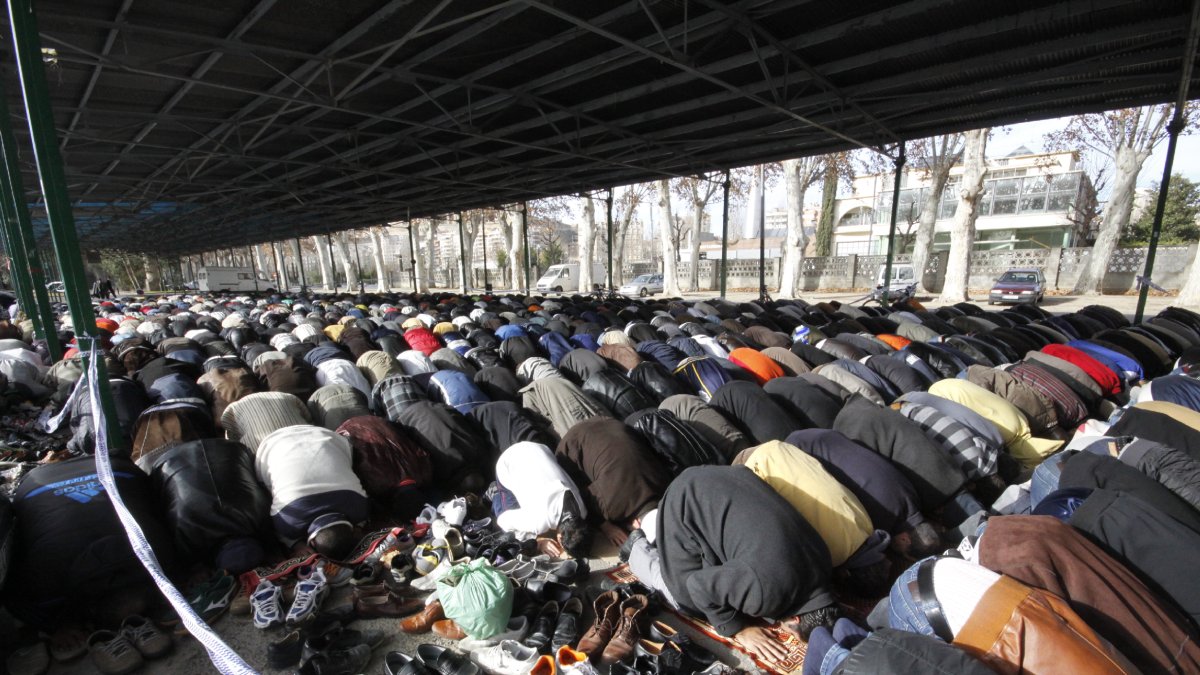 Imatge de finals de gener de l’any 2012, quan els musulmans van utilitzar el cobert del pavelló 2 com a mesquita improvisada.