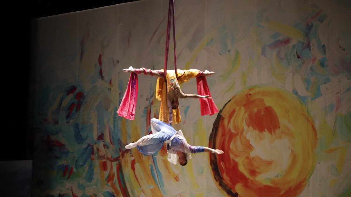 El Teatre de la Llotja va acollir un espectacle amb 17 números acrobàtics.