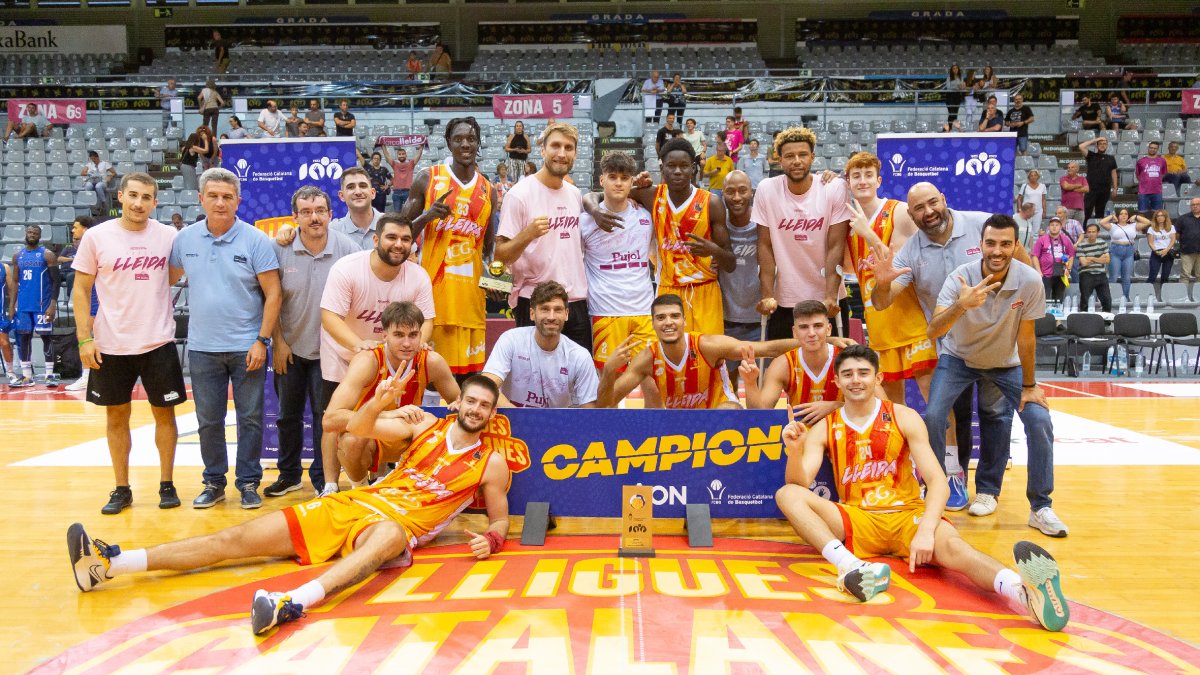 La plantilla en ple de l’ICG Força Lleida posa amb el trofeu de la Lliga Catalana conquerit ahir al Barris Nord.