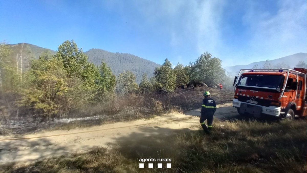 Efectius d’emergències ahir en l’incendi a Montellà i Martinet.
