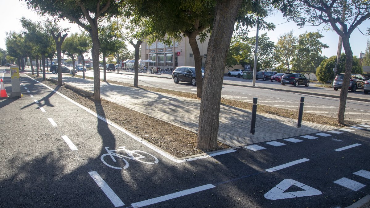 El primer tram del carril bici de Tàrrega ja acabat.