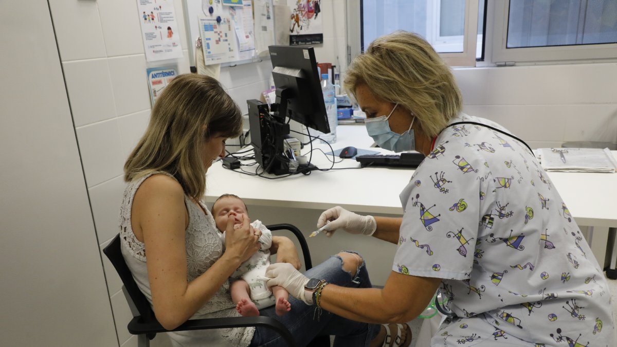 Un dels primers nadons que van rebre ahir la vacuna contra la bronquiolitis.