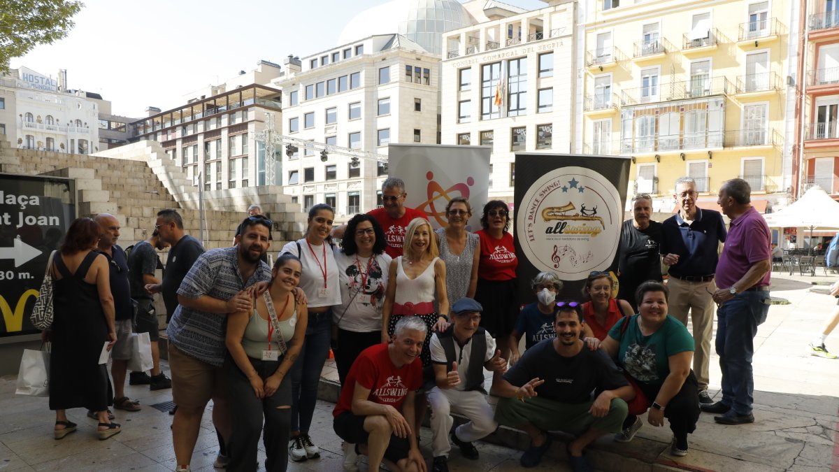 Fotografia de grup ahir durant les activitats que es van celebrar a la plaça Sant Joan de Lleida.