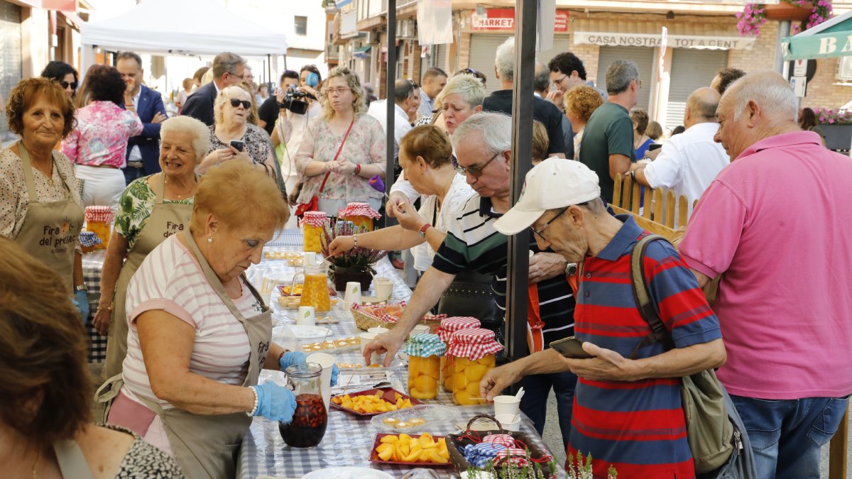 Els visitants van poder provar diferents productes a base de préssecs.