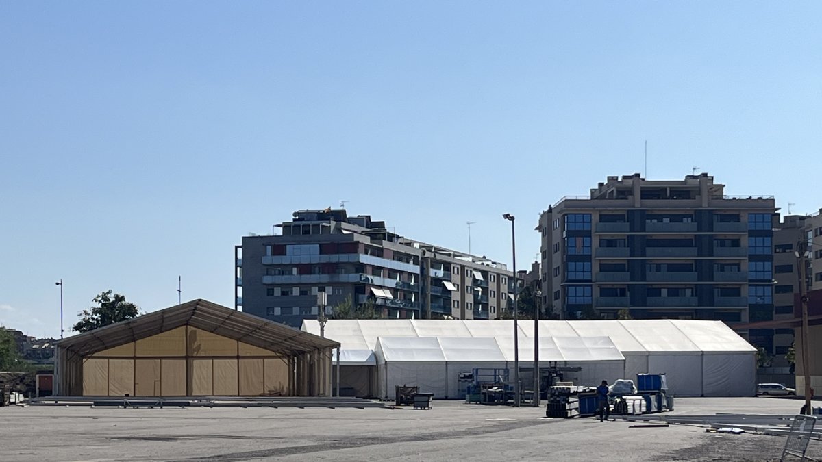 Els treballs d’instal·lació de la gran carpa per a Municipàlia van començar abans de l’inici de la Fira de Sant Miquel.