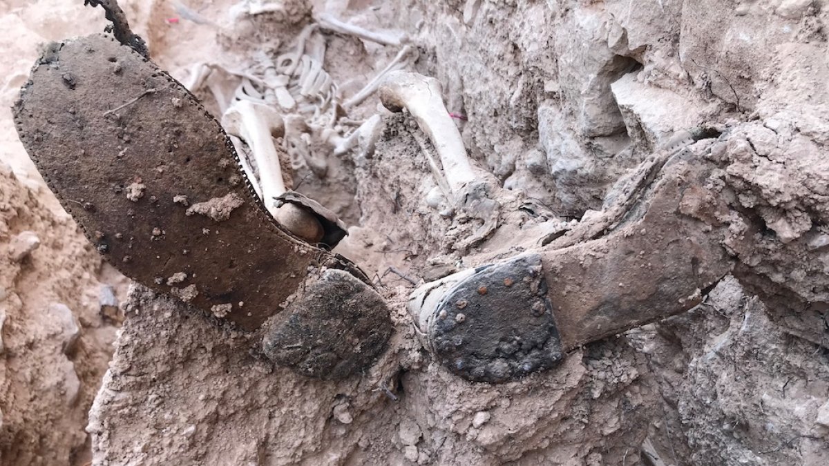 Restes d’un soldat trobat en una de les fosses comunes de Bovera.