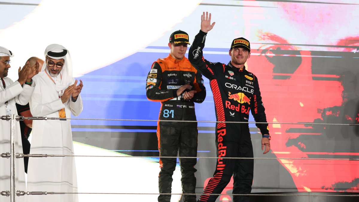 Max Verstappen saluda des del podi del Gran Premi de Qatar.