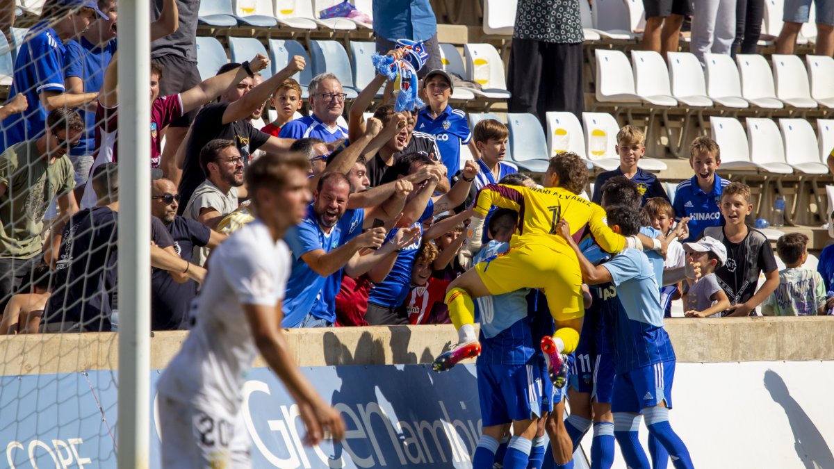 Imatge de la rematada de cap d’Agüero que va segellar la remuntada final del Lleida.