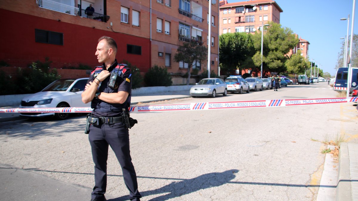 Un agent dels Mossos d’Esquadra vigila la zona on va ocórrer el tiroteig, que va ser acordonada.