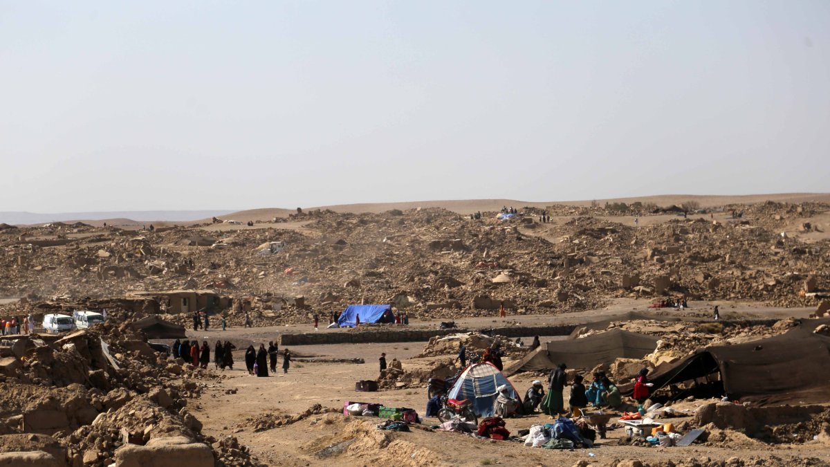 Supervivents afganesos en un poblat devastat pels sismes a la província d’Herat.
