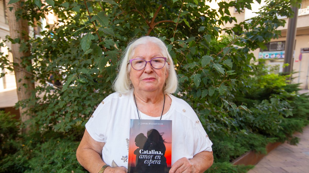Josefina Zamora Buenafuente, una veïna d’Alpicat de 76 anys, acaba de publicar la seua primera novel·la, ‘Catalina, amor en espera’.