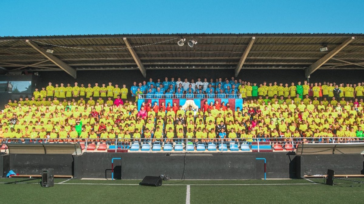 Foto de família de tots els jugadors i jugadores, a més de tècnics de l’Escola de Futbol de la UE Tàrrega.