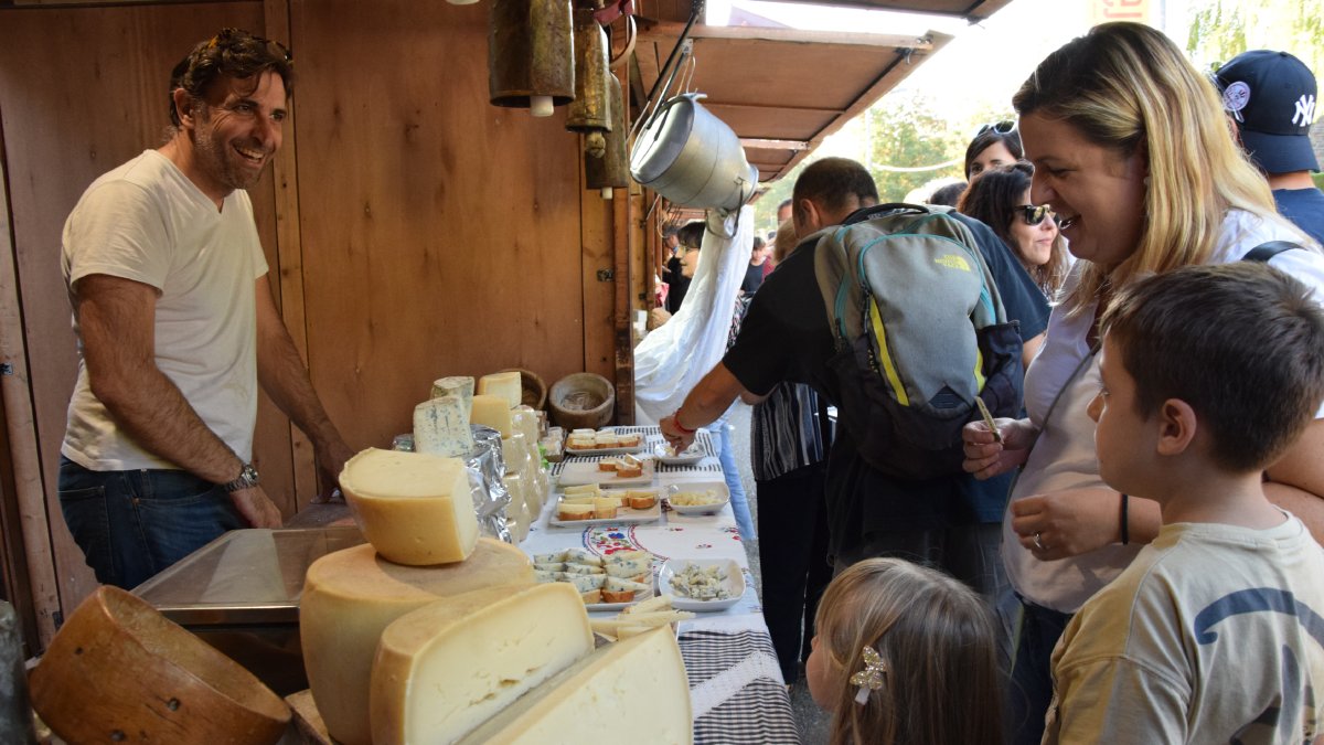 Una cinquantena de formatgeries participen en la 29 edició de la Fira de Sant Ermengol.