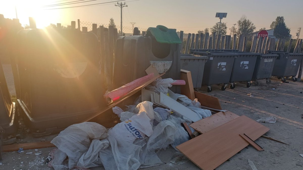 Imatge dels residus fora dels contenidors que han motivat les denúncies.