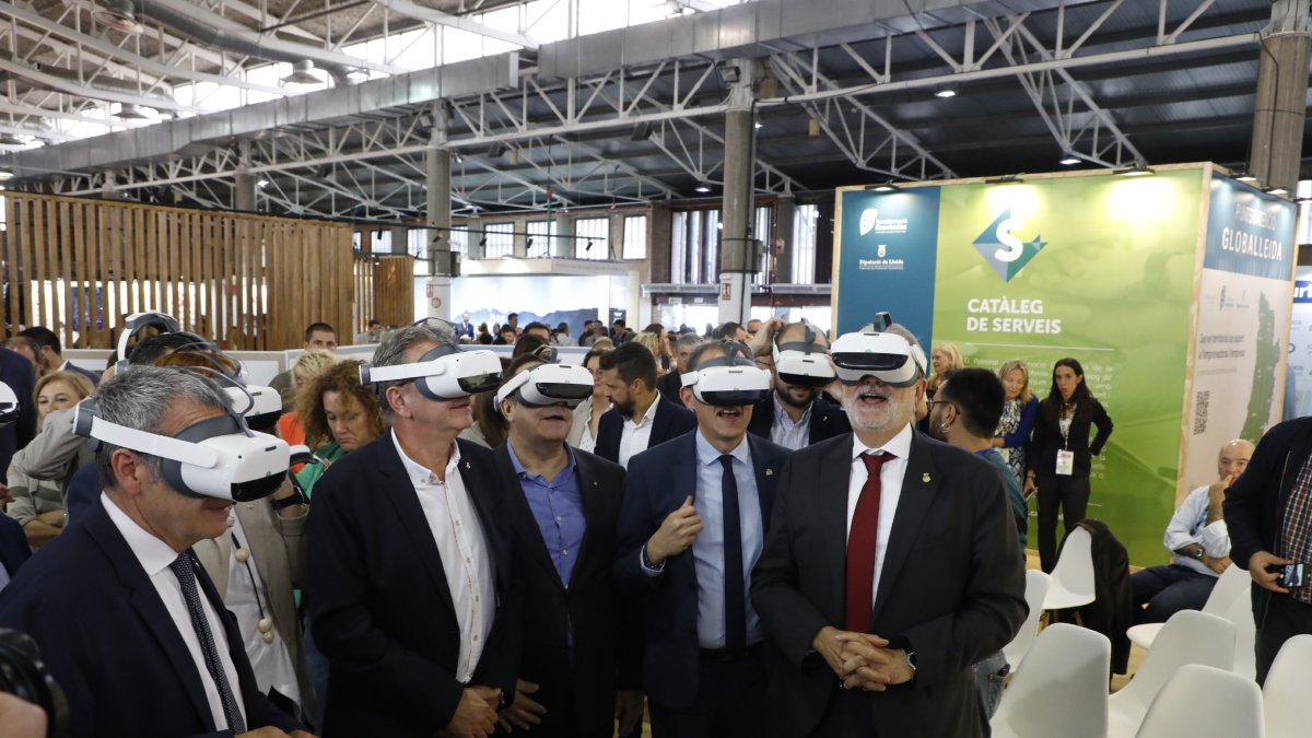 Autoritats van visitar els estands de Municipàlia i van provar unes ulleres de realitat virtual.