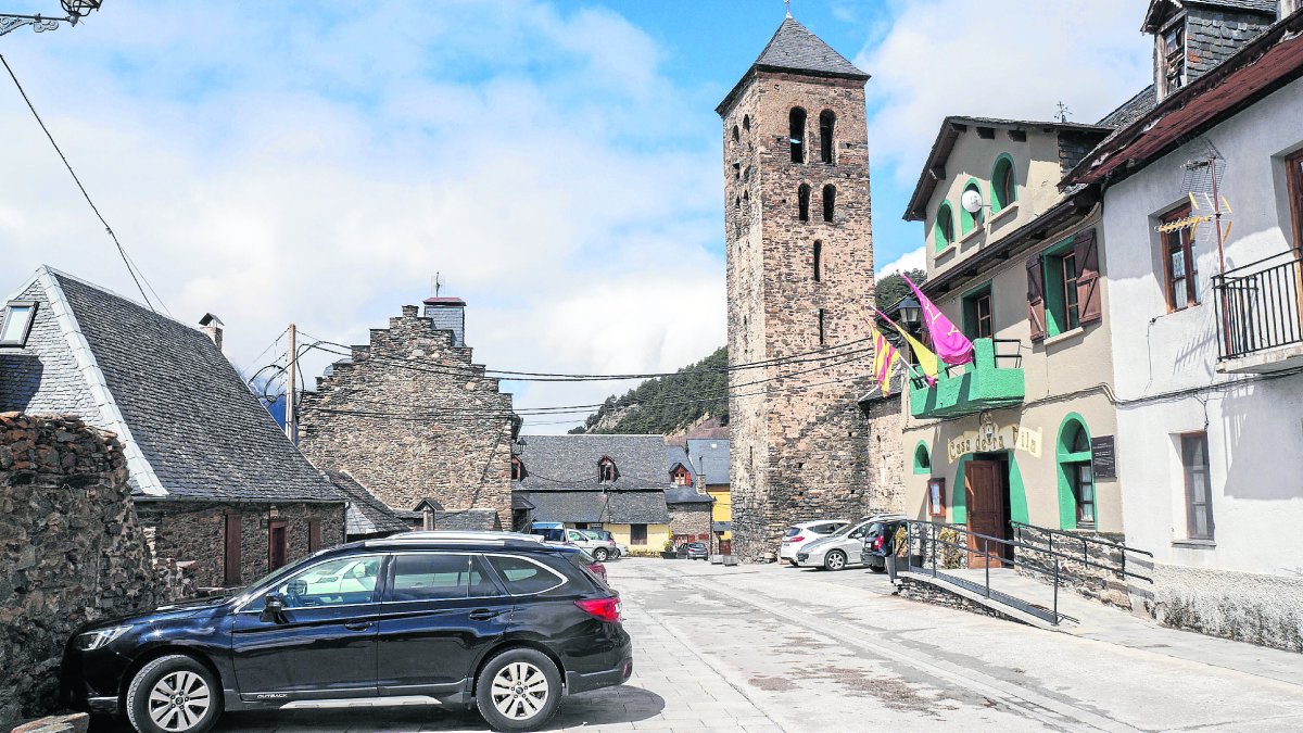 Imatge d’arxiu de l’ajuntament i de l’església de Vilamòs.