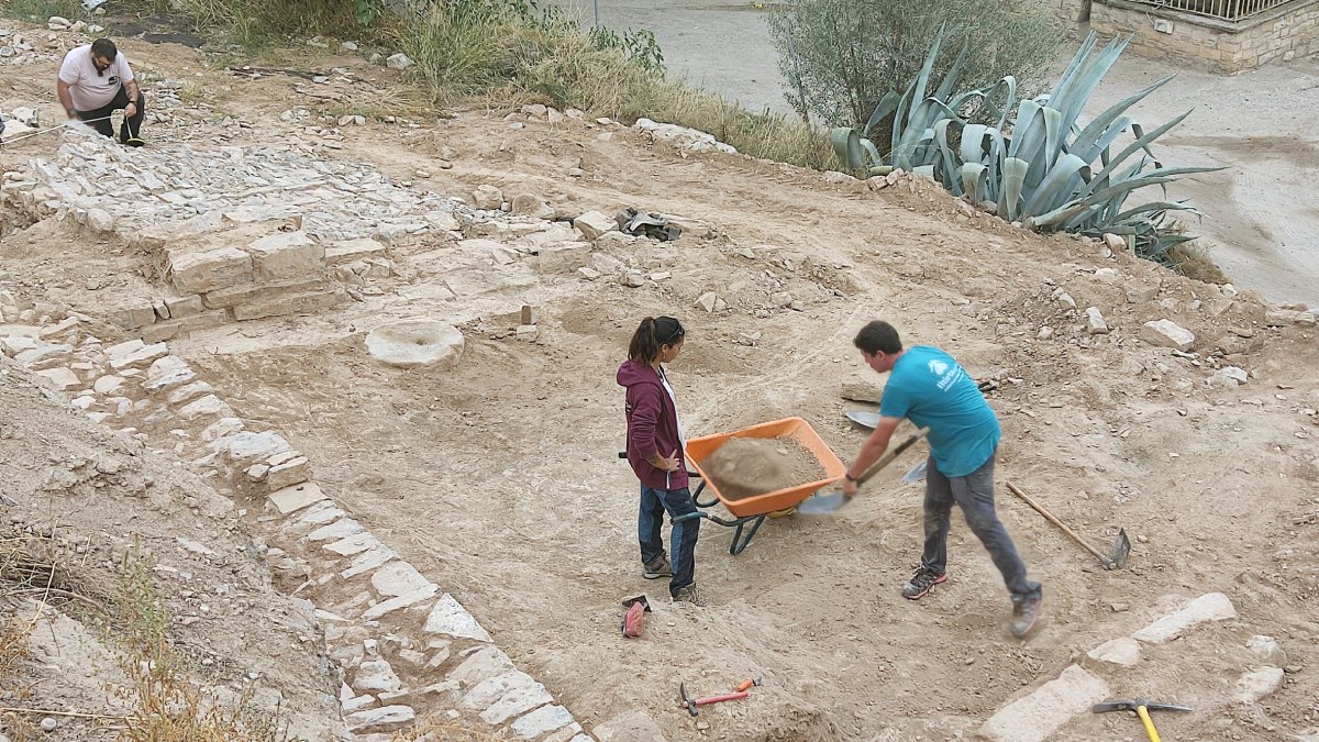 Arqueòlegs a les actuals excavacions a la zona sud del castell medieval de Tàrrega.