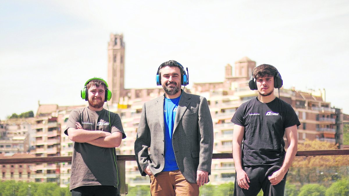 Noé Bosch (centre) amb els narradors Marc Álvarez i Lluc Ortega.