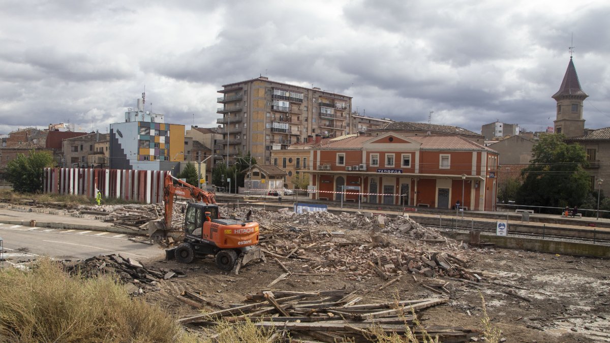 Les restes d’obra de l’antic magatzem que ahir va ser enderrocat.