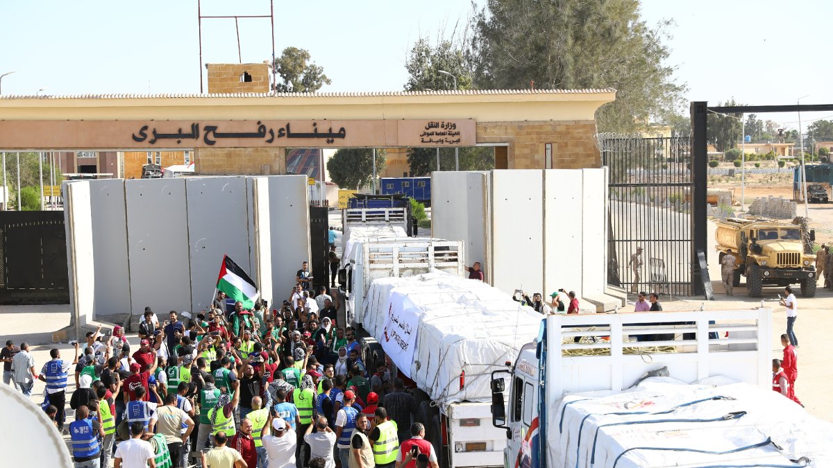 Camions carregats amb subministraments travessen el pas de Rafah cap a la Franja de Gaza.