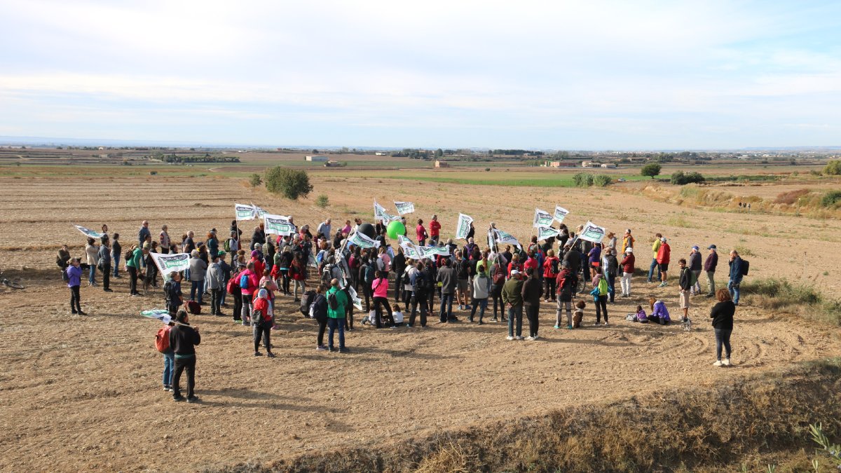 Participants en la protesta a la zona on es planteja construir la planta de biogàs de la Sentiu.