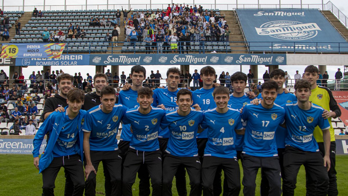 El juvenil del Futsal Maristes va ser homenatjat al descans.