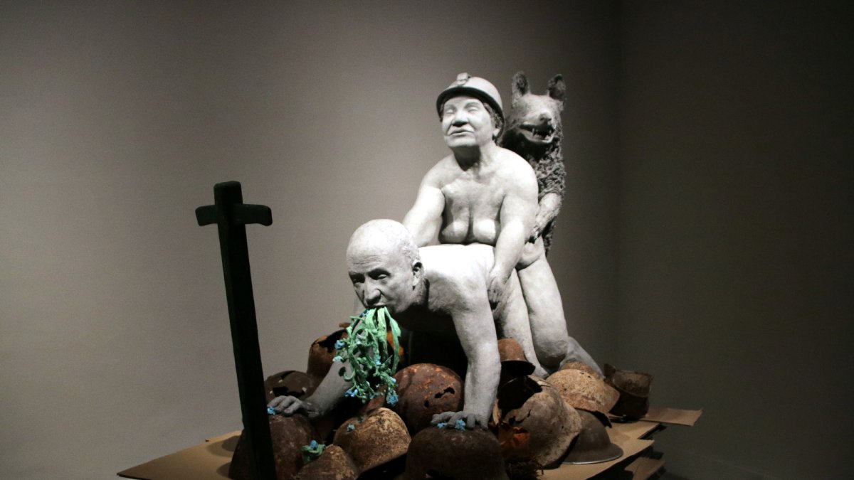 La polèmica escultura d’Ines Doujak, una figura identificada com el rei Joan Carles i l’activista Domitilia practicant sexe amb un gos.