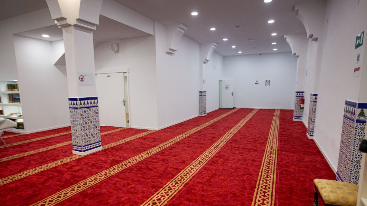 Interior del nou centre de culte de la comunitat Shura, al número 1 del carrer Josep Pla.