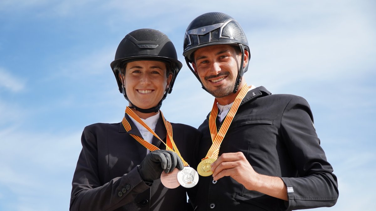 Sergi Segura, a la dreta, amb una de les seues medalles.