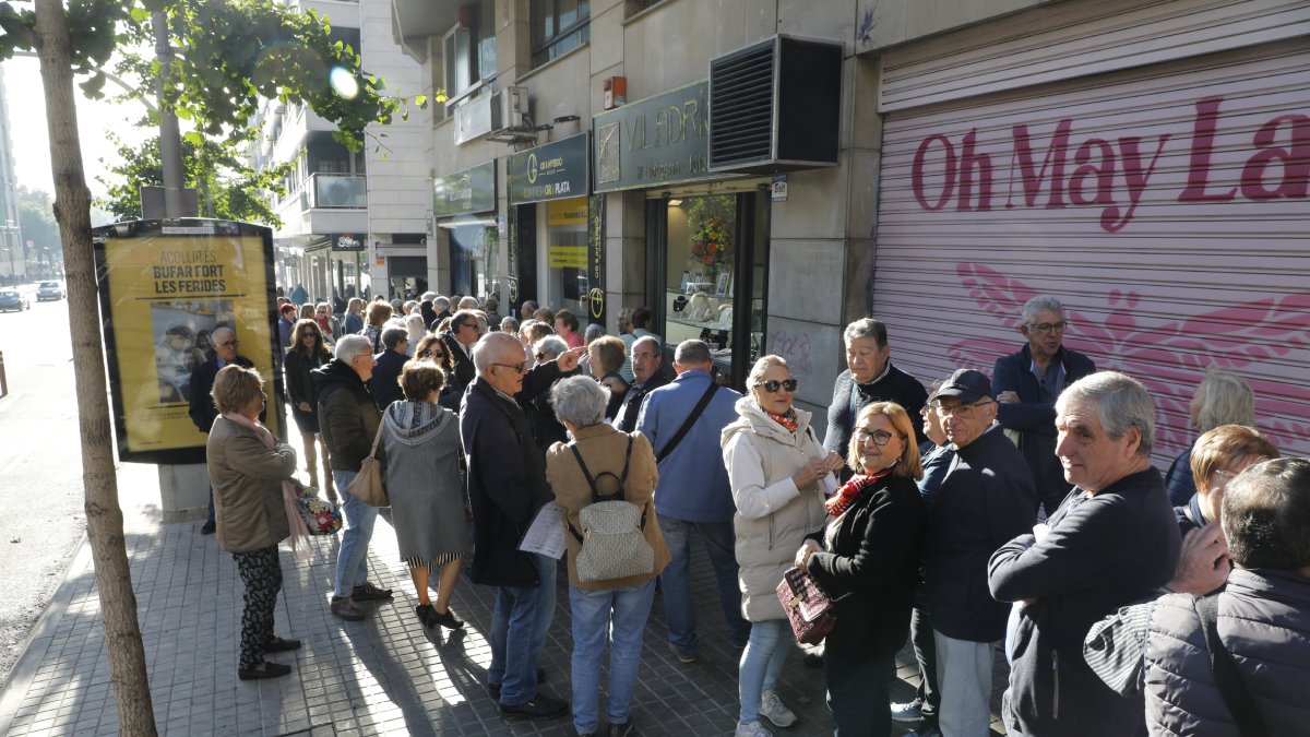 Desenes de persones van fer cua ahir a l’agència Azul Marino Viatges a Lleida.