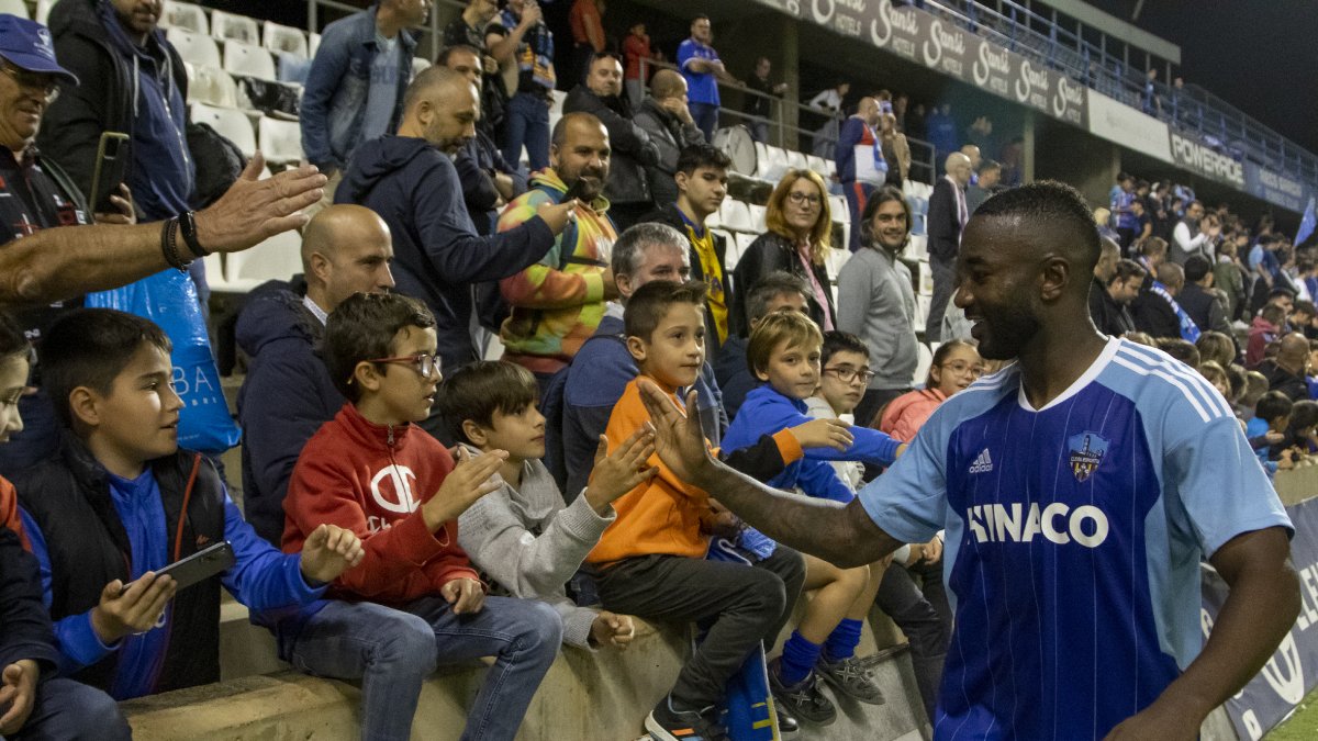 Neyder Lozano saluda joves seguidors del Lleida.