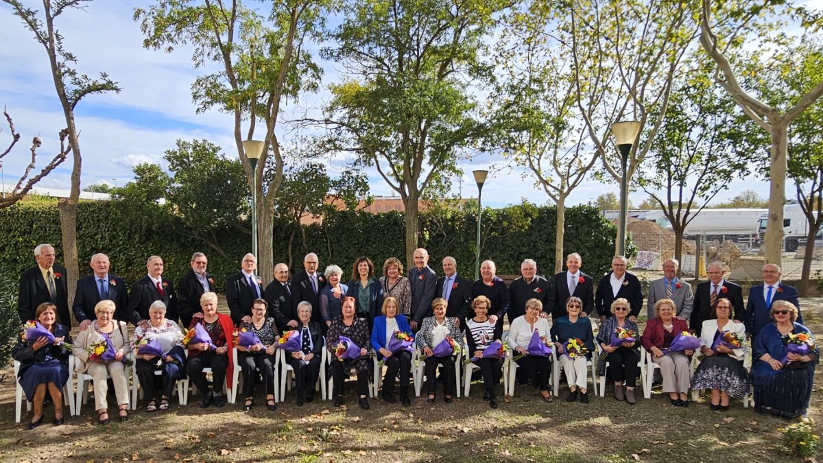 Fotografia de grup de les 16 parelles que van protagonitzar diumenge la trobada de Noces d’Or de 2023 a Tàrrega.