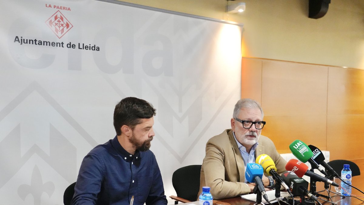 El tinent d’alcalde Carlos Enjuanes i l’alcalde, Fèlix Larrosa, durant la presentació del model.