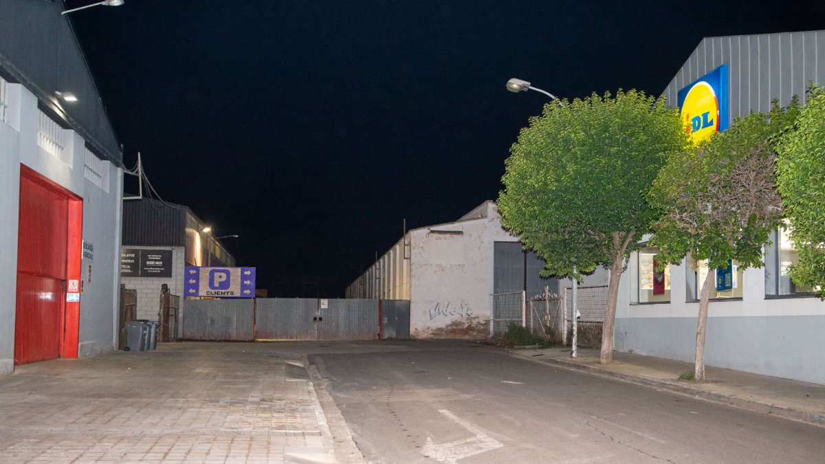 L’agressió es va produir en aquesta zona del carrer Almacelles, a Balàfia, on dormia la víctima.