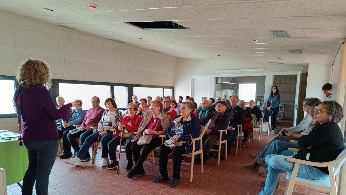 Una de les visites a l’espai comunitari La Bassa a Sant Martí de Riucorb.