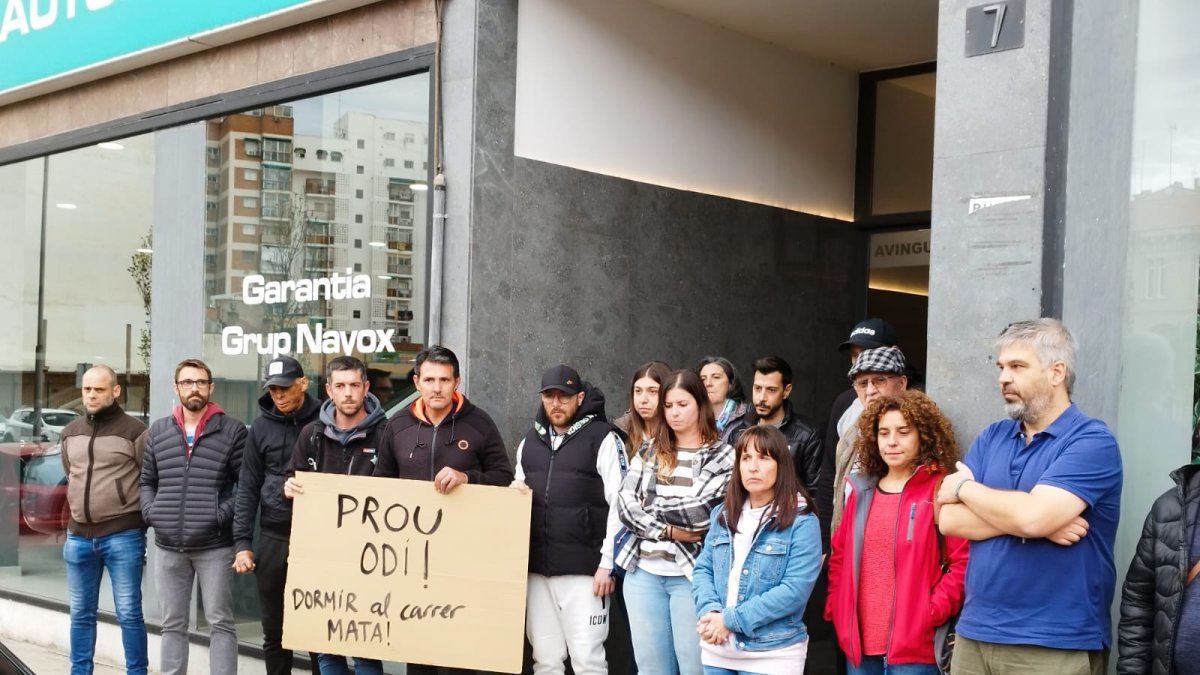 Usuaris, tècnics i voluntaris d’Arrels es van solidaritzar amb la víctima a l’avinguda Madrid.