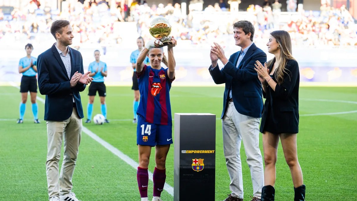 Aitana Bonmatí va oferir la Pilota d’Or a l’afició del Barça abans del partit contra el Sevilla.